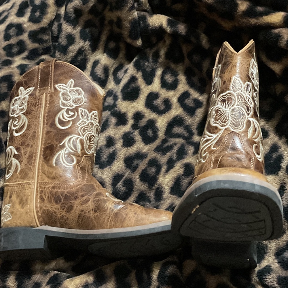 Shyanne Brown Cowgirl Boots with Floral Embroidery